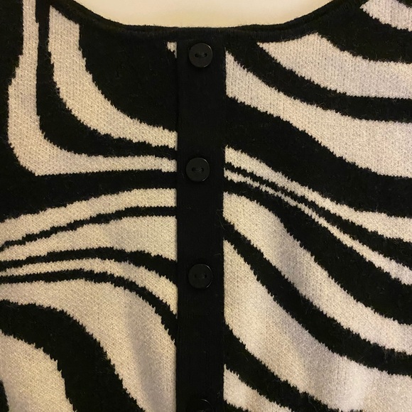 SO Black and White Graphic Sleeveless Crop Top - Picture 2 of 3